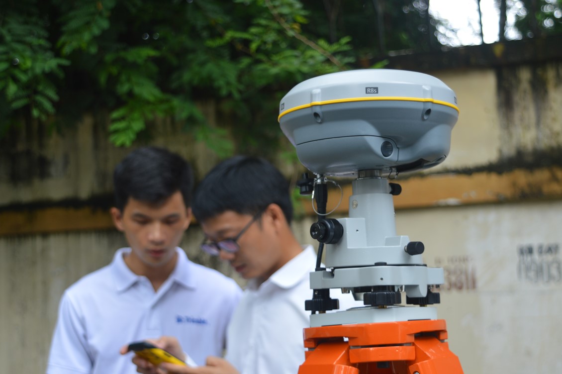 Cho thuê máy định vị GNSS đo tĩnh – Trimble R8s