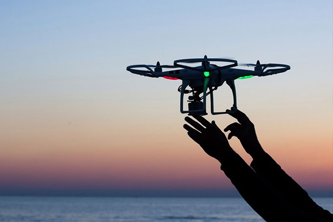 Để hạn chế những rủi ro không đáng có, quy định sử dụng Drone mới nhất yêu cầu rằng thiết bị phải được cấp phép trước khi bay.