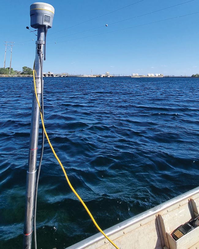 Hệ thống GNSS 2 tần số RTK Trimble R12 trong định vị điểm khảo sát trắc địa biển. Hệ thống GNSS 2 tần số RTK Trimble R12 trong định vị điểm khảo sát trắc địa biển.