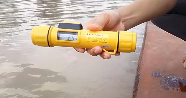 Máy đo sâu cầm tay Hondex giúp đo đáy hồ nước nhanh, chính xác và an toàn. Máy đo sâu cầm tay Hondex giúp đo đáy hồ nước nhanh, chính xác và an toàn.