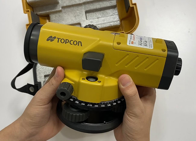Topcon AT-B4A chính hãng được sơn màu vàng sẫm, sáng bóng, mịn màng và đều. Topcon AT-B4A chính hãng được sơn màu vàng sẫm, sáng bóng, mịn màng và đều.