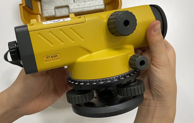 Máy thủy bình Topcon AT-B4A chính hãng có thêm ký tự “A” ở cuối tên model. Máy thủy bình Topcon AT-B4A chính hãng có thêm ký tự “A” ở cuối tên model.